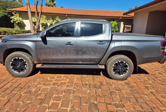 MITSUBISHI L200 TRITON 2.4 16V TURBO DIESEL SPORT HPE CD 4P 4X4 AUTOMÁTICO MITSUBISHI L200 TRITON 2.4 16V TURBO DIESEL SPORT HPE CD 4P 4X4 AUTOMÁTICO
